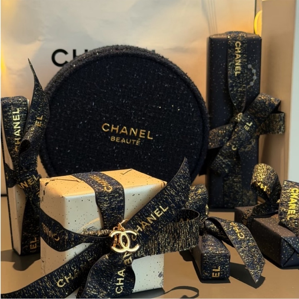CHANEL beauty  gift Pouch - Picture 3 of 9